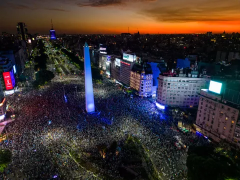 Una profecía sostiene que Argentina es el nuevo centro energético del planeta Los festejos en el Obelisco después de que la Selección ganara la Copa del Mundo.