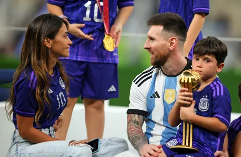 Selección argentina: el rol clave de las mujeres de los jugadores durante le Mundial Anto Roccuzzo y Lio Messi después del partido.