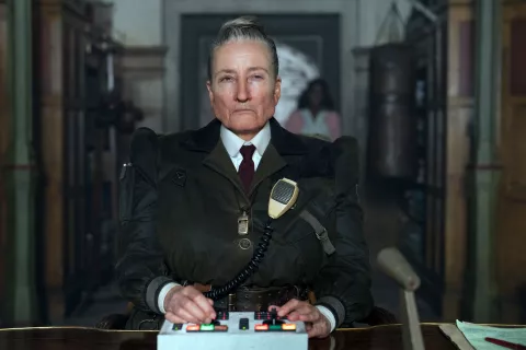 Matilda: el nuevo musical de Netflix basado en un clásico de la literatura Emma Thompson irreconocible como la antagonista de Matilda.