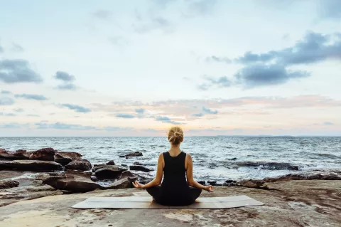 Meditación: cuáles son los beneficios de hacerlo en la playa Meditar en el mar: qué beneficios tiene.