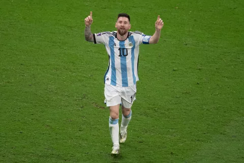 Subastan la camiseta de Messi, firmada por todo el equipo, a beneficio del Hospital Fernández.