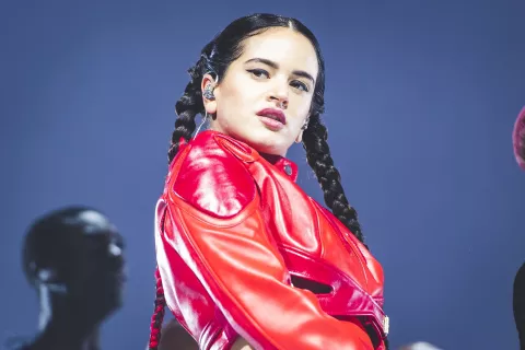 Rosalía y su look inspirado en el estilo de Britney Spears de los 2000 La Rosalía se inspiró en la moda de Britney Spears de los 2000 para elegir su look.