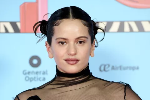 Rosalía: la campera bomber que será tendencia durante el invierno 2023 Rosalía compartió el outfit ideal para la temporada de invierno en Europa.