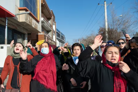Afganistán: el demoledor video de un grupo de mujeres cuando se enteran que no pueden seguir estudiando Las mujeres afganas protestan en las calles de Kabul en contra de la decisión que prohíbe su acceso a la educación.