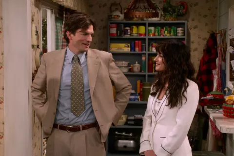 Netflix comparte el primer avance de That '90s Show, la secuela de la icónica serie That '70s Show Ashton Kutcher y Mila Kunis en That's 90s Show.