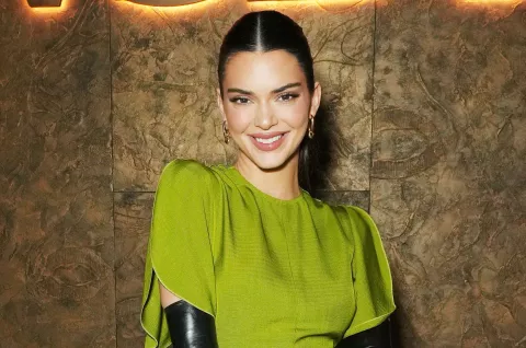 Kendall Jenner y el impactante vestido verde que utilizó en una ceremonia de sake Kendall Jenner durante la Sake Ceremony en Dubai.
