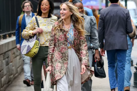Sarah Jessica Parker con un saco estilo barroco en And Just Like That Sarah Jessica Parker durante la filmación de And Just Like That.