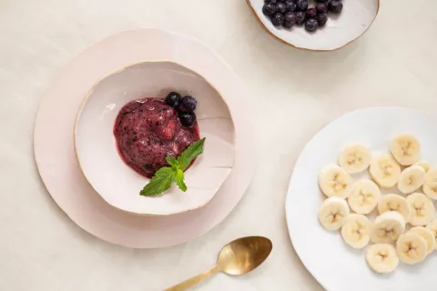 Helado: una receta fácil y rica con arándanos y banana Receta de helado de arándano y banana.