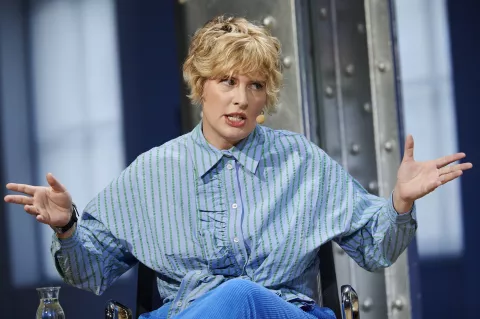 Tania Llasera, actriz y conductora española, problematiza la maternidad.
