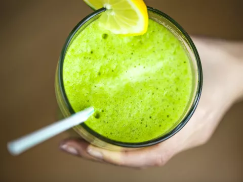 Agua con clorofila: estos son sus beneficios Agua con clorofila: ¿es bueno consumirla?