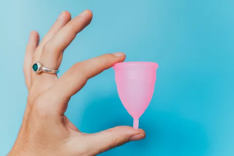Copa menstrual: consejos para que te animes a usarla La copa menstrual resulta más económica y más ecológica para la higiene.