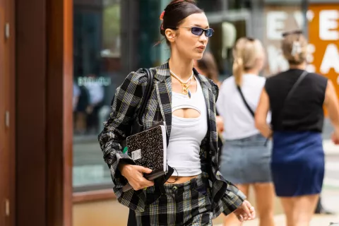 Tops cut-out: la prenda must de la temporada Bella Hadid y una versión del top cut out