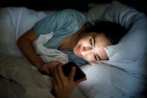 Procrastinar el sueño: la tendencia de retrasar nuestro descanso dormir-celular.jpg