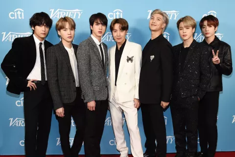 Problemas para dormir: un estudio sostiene que BTS y Billie Eilish son ideales para conciliar el sueño BTS durante una presentación en 2019.