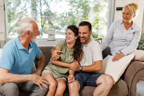 En la pareja: cómo aprender a manejar la relación con tu familia política Cómo manejar la relación con tu familia política.