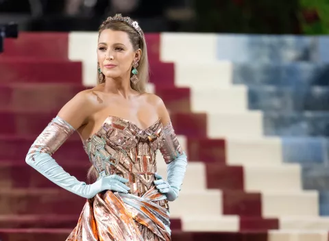 Blake Lively abandona su clásico pelo rubio y se tiñe de castaño Blake Lively en la pasarela de los MET Gala 2022.