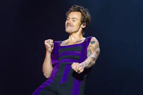 Harry Styles: sufrió un pequeño accidente en el escenario y las redes explotaron El pequeño accidente de vestuario de Harry Style durante su show en California.