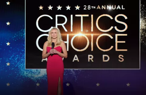 Los Critics Choice Awards son conducidos por Chelsea Handler.