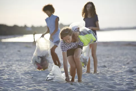 Turismo responsable: qué hacer con la basura si vas a la playa Por qué es clave que juntes tu basura cuando vas a la playa.