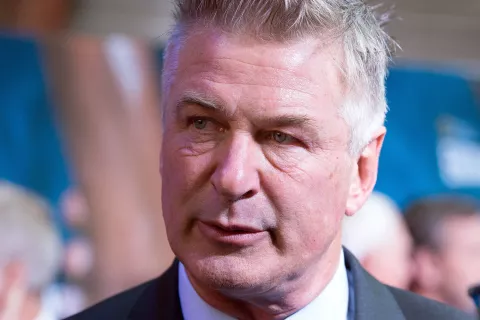Alec Baldwin: acusado de homicidio involuntario por el tiroteo de Rust Alec Baldwin acusado de homicidio involuntario.