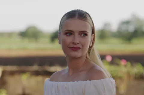 Emily in Paris: paso a paso para hacerte le peinado de Camille Paso a paso para que puedas hacer el peinado de Camille.