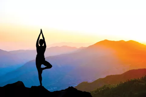 Meditación con colores: ¿qué tonos pueden alinear tus chakras? meditacion-principal.png