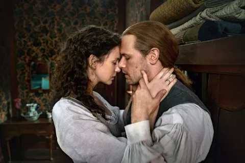 Outlander: confirman que la octava temporada será la última de la serie Caitriona Balfe y Sam Heughan en las fotos promocionales de Outlander.