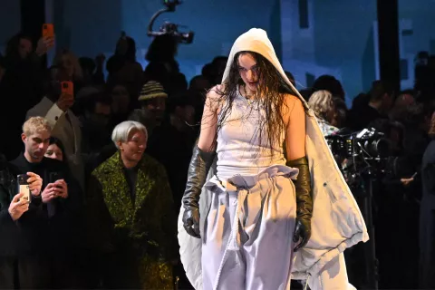 Rosalía brilló en la pasarela de Louis Vuitton en París Rosalía brilla en Paris
