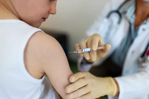Vacuna pediátrica para el Covid: comienza a aplicarse el refuerzo para chicos y adolescentes Vacunación pediátrica contra el covid: quiénes pueden aplicársela