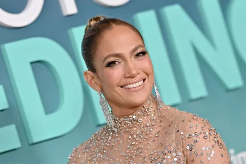 Jennifer Lopez sorprendió a todos con su naked dress Jennifer Lopez deslumbró en la red carpet de Shotgun Wedding.