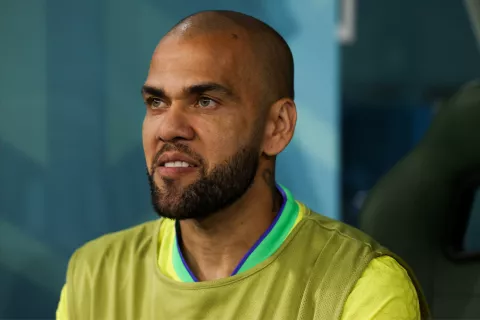 Dani Alves pidió su libertad porque dice que tuvo sexo consentido con una joven El jugador Dani Alves está detenido en Barcelona. Dice que es inocente.
