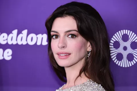 Anne Hathaway: su impactante total look de leopardo para Valentino La actriz fue acompañada de su marido al desfile de Valentino, en la Paris Fashion Week.
