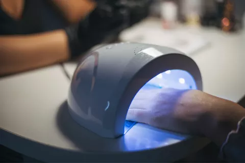 Los dispositivos de secado de esmalte de uñas pueden ser aún más peligrosos que las camas bronceadoras.