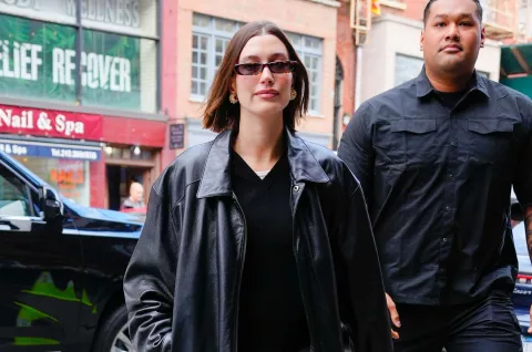 Hailey Bieber: así es la tendencia no-pants con la que conquistó las calles de Nueva York Hailey Bieber se sumó a la movida de los no-pants.