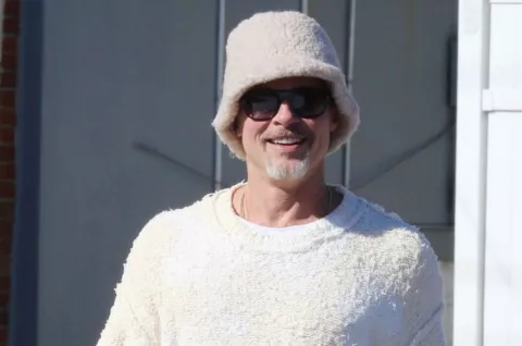 Brad Pitt: el look "osito" con el que se vió al actor en el set de Wolves Brad Pitt durante el rodaje de Wolves.