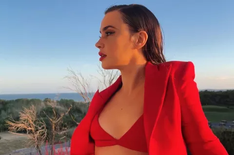 Celeste Cid posó con un look total red con el que se suma a la onda sastrera Celeste Cid encendió las redes con su look sastrero.