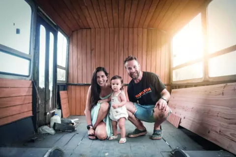 Perdieron su casa en un incendio y hoy reconstruyen su vida bajo una filosofía sustentable amor-abre.jpg