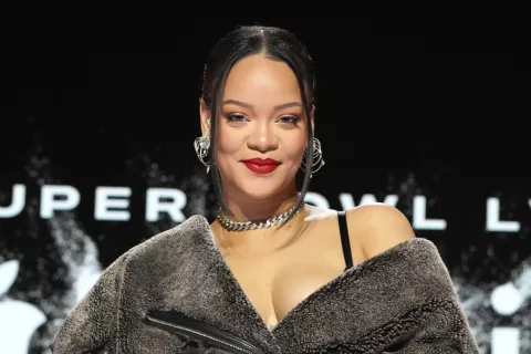 Rihanna posó por primera vez con su familia para Vogue Rihanna posó por primera vez con su familia para Vogue.