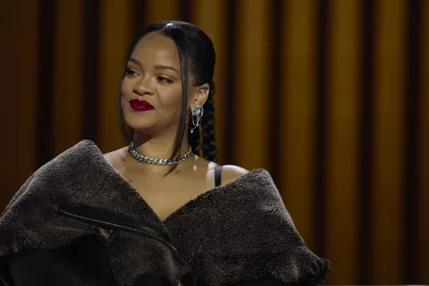 Rihanna: demuestra que la tendencia 2023 son las uñas acrílicas rojas Rihanna durante la presentación del mediotiempo de Apple Music Super Bowl 57.