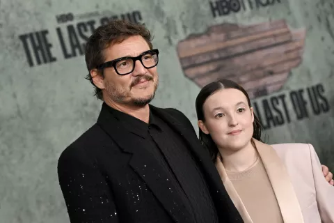 Pedro Pascal: el tierno mensaje que le envío a Bella Ramsey por su valentía frente a los haters Pedro Pascal y Bella Ramsey durante la premiere de The Last of Us.