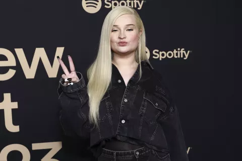 Kim Petras, quién es la primera mujer trans en ganar un Grammy Kim Petras será la primera artista trans en tocar en los Grammy
