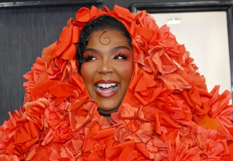 Premios Grammy 2023: los mejores 13 looks de su alfombra roja Lizzo fue una de las primeras invitadas en llegar a los Grammys