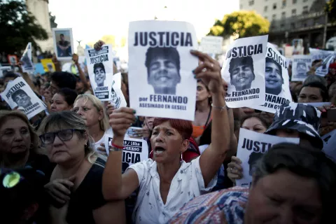 El crimen de Fernando Báez Sosa: cuando incluso la condena, tiene sabor a poco Personas sostienen carteles del difunto Fernando Báez Sosa con el mensaje en español: "Justicia por Fernando, asesinado en Gesell".