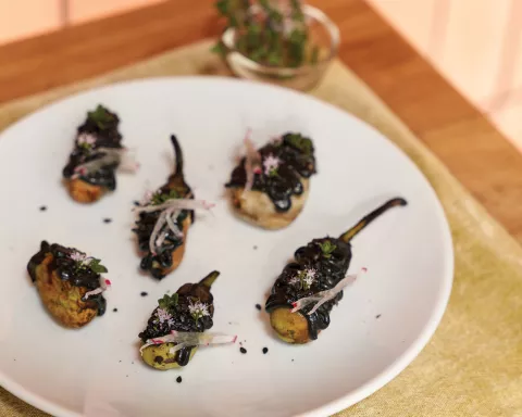 Berenjena: la receta de 3 simples pasos para hacerlas con tahine Receta de berenjenas con tahine.