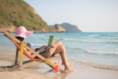 FOMO laboral: ¿cómo impacta en el estrés, la ansiedad y la depresión? ¿No podés dejar de trabajar ni en vacaciones?