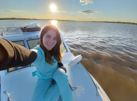 Leila Peluso, la veterinaria que recorre el Delta con su consultorio flotante.
