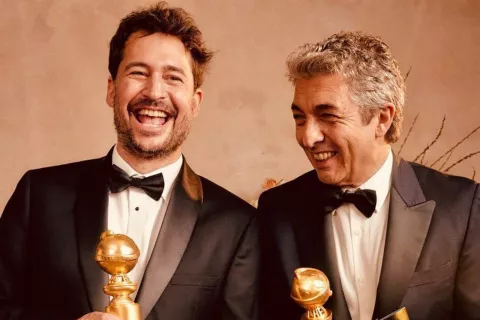 Santiago Mitre y Ricardo Darín tras recibir el Globo de Oro por Argentina, 1985.