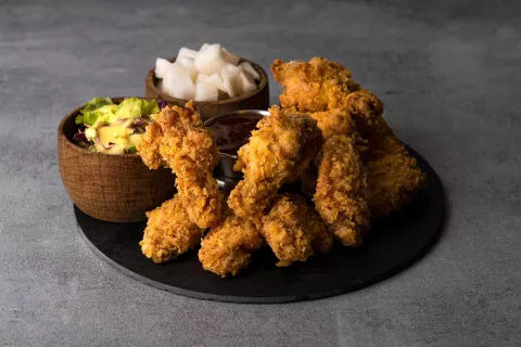 Receta de pollo frito al estilo coreano: paso a paso para hacer este plato que es tendencia en Argentina Pollo frito al estilo coreano en su versión tradicional.