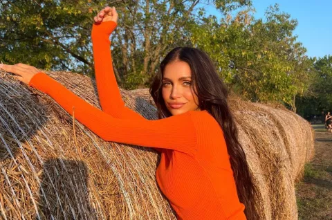 Zaira Nara: se adelanta al otoño con un increíble look ginger Zaira Nara compartió algunas fotos del detrás de escena de su última producción de fotos.