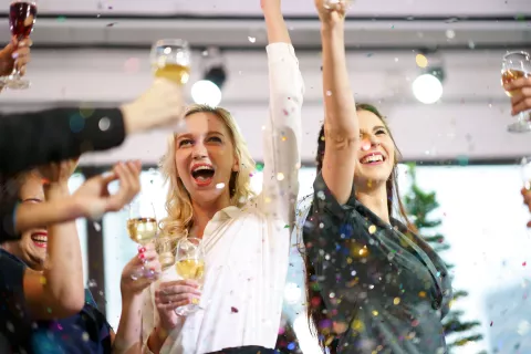 Día Internacional de la Mujer: cómo festejar un ascenso laboral Ascenso laboral: ¿por qué no celebrarlo?